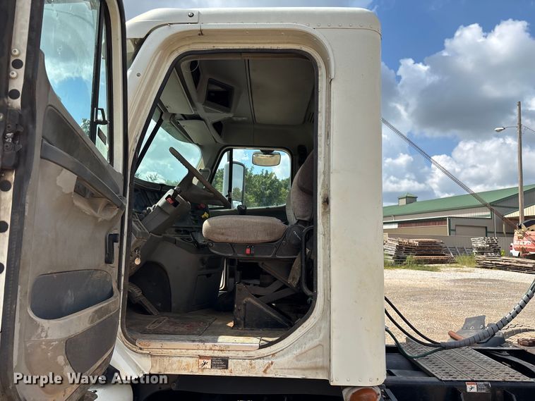 image for item EN5553 2007 Freightliner Columbia semi truck