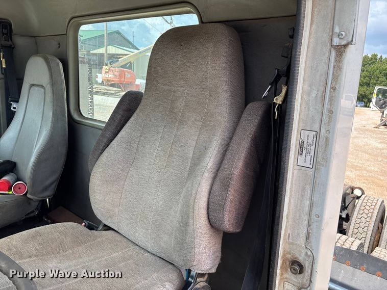 image for item EN5553 2007 Freightliner Columbia semi truck