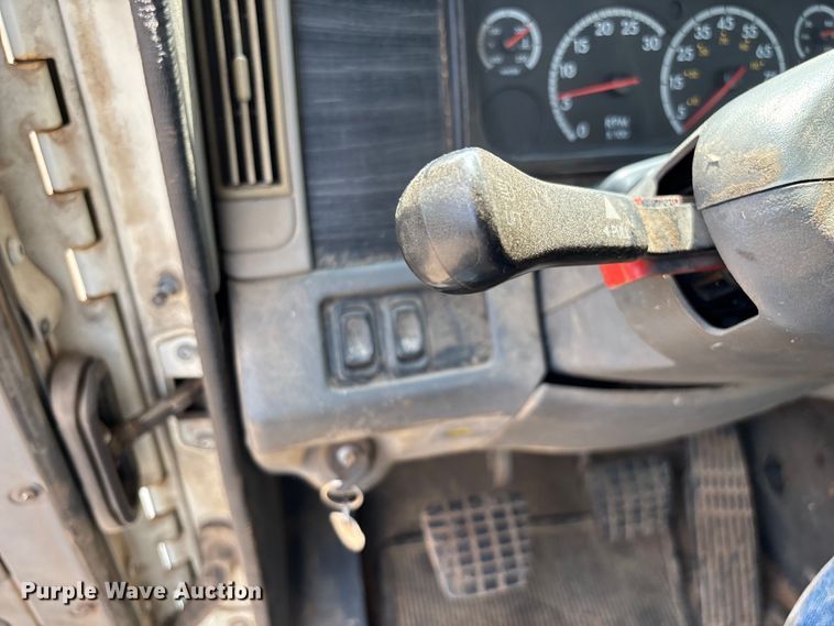 image for item EN5553 2007 Freightliner Columbia semi truck