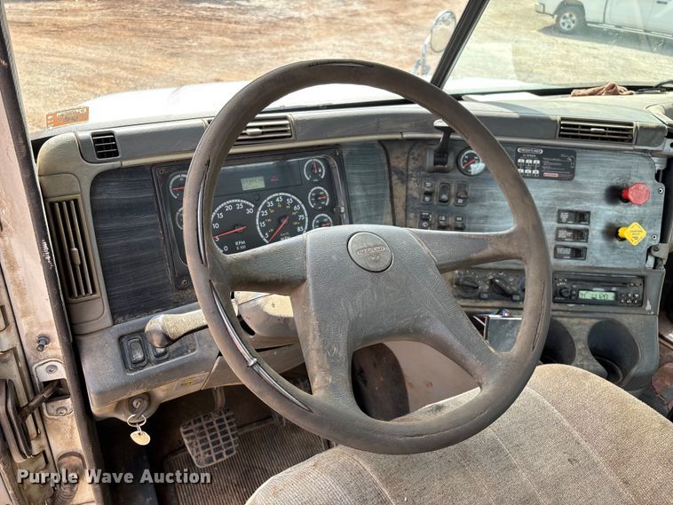 image for item EN5553 2007 Freightliner Columbia semi truck