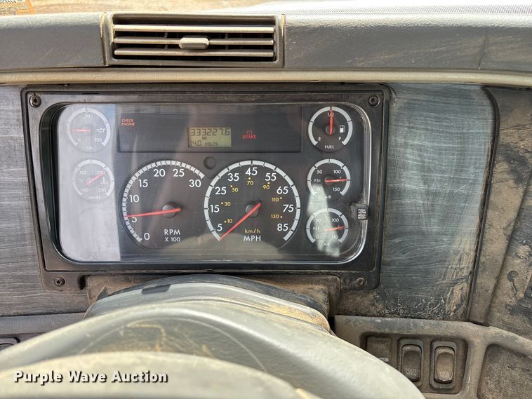 image for item EN5553 2007 Freightliner Columbia semi truck