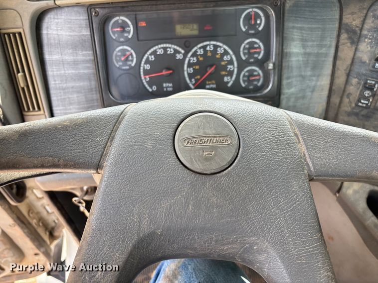 image for item EN5553 2007 Freightliner Columbia semi truck