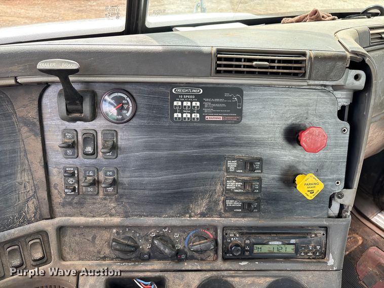 image for item EN5553 2007 Freightliner Columbia semi truck