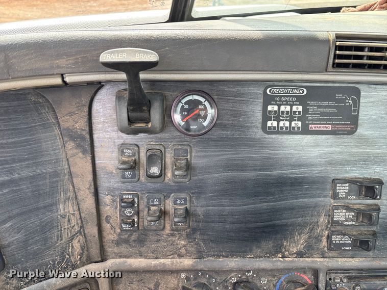 image for item EN5553 2007 Freightliner Columbia semi truck