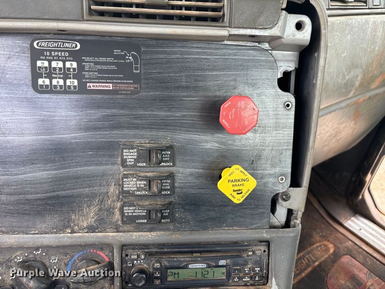 image for item EN5553 2007 Freightliner Columbia semi truck