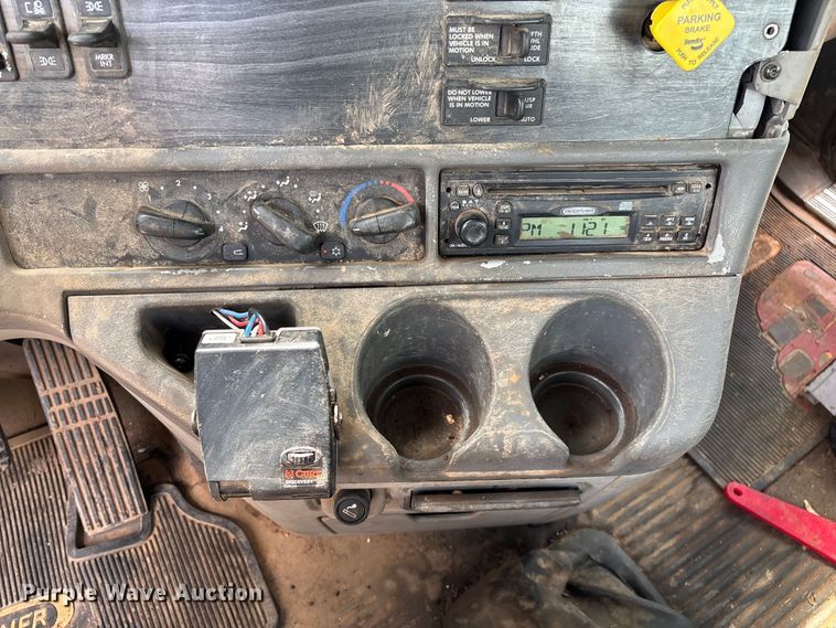 image for item EN5553 2007 Freightliner Columbia semi truck