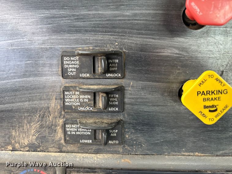 image for item EN5553 2007 Freightliner Columbia semi truck