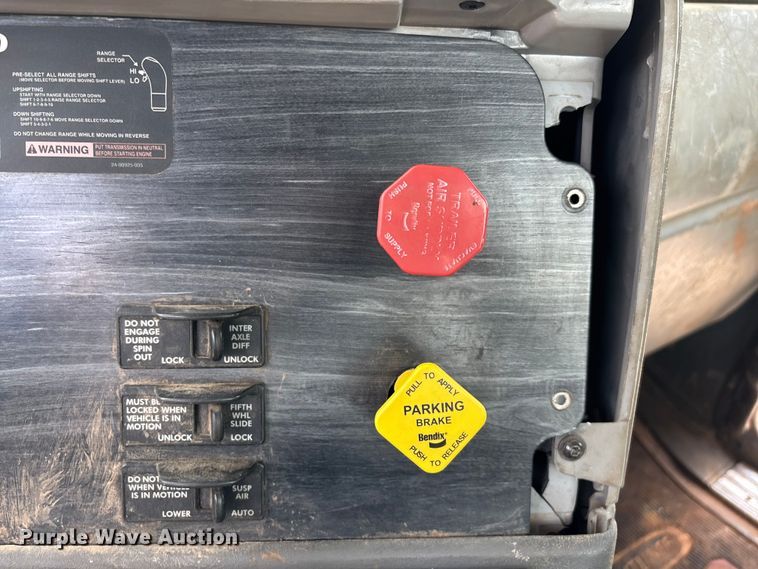 image for item EN5553 2007 Freightliner Columbia semi truck