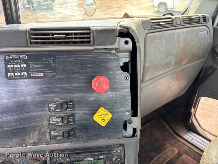 image for item EN5553 2007 Freightliner Columbia semi truck