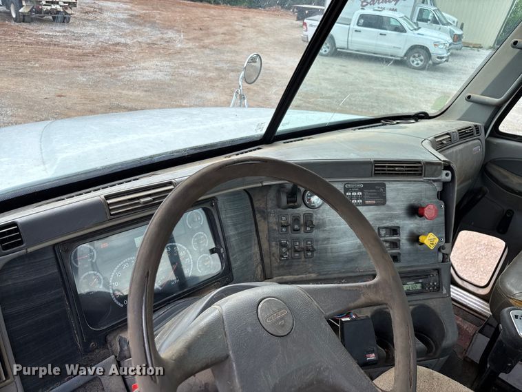 image for item EN5553 2007 Freightliner Columbia semi truck