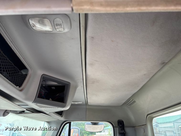 image for item EN5553 2007 Freightliner Columbia semi truck