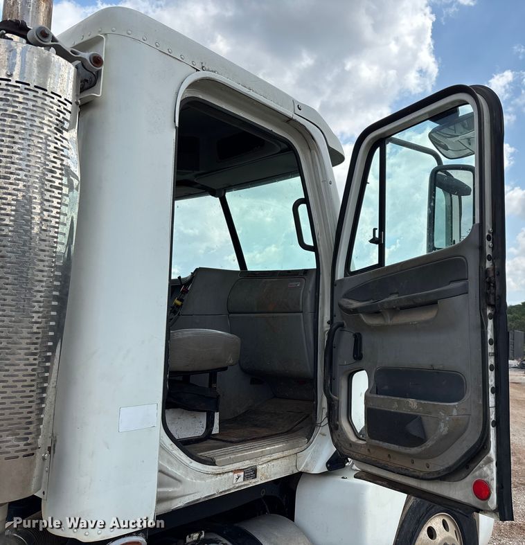 image for item EN5553 2007 Freightliner Columbia semi truck