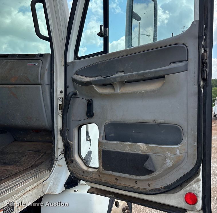 image for item EN5553 2007 Freightliner Columbia semi truck