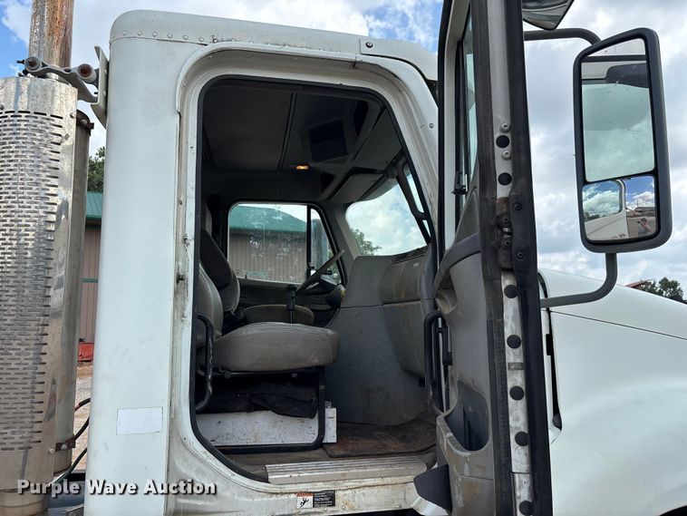 image for item EN5553 2007 Freightliner Columbia semi truck