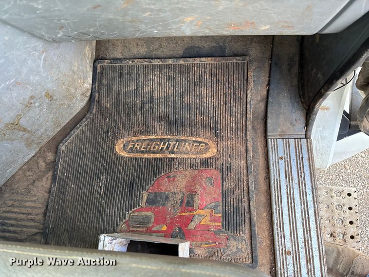 image for item EN5553 2007 Freightliner Columbia semi truck