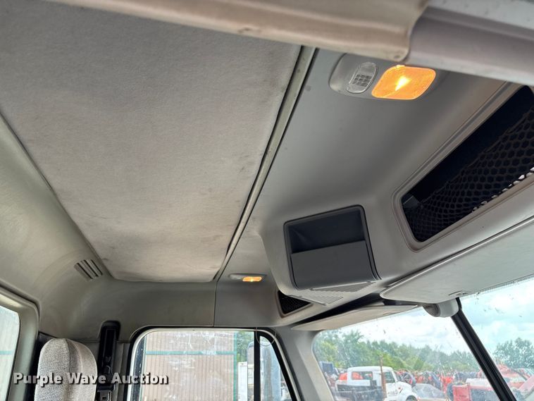 image for item EN5553 2007 Freightliner Columbia semi truck