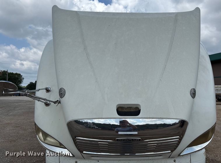 image for item EN5553 2007 Freightliner Columbia semi truck