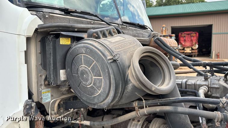 image for item EN5553 2007 Freightliner Columbia semi truck