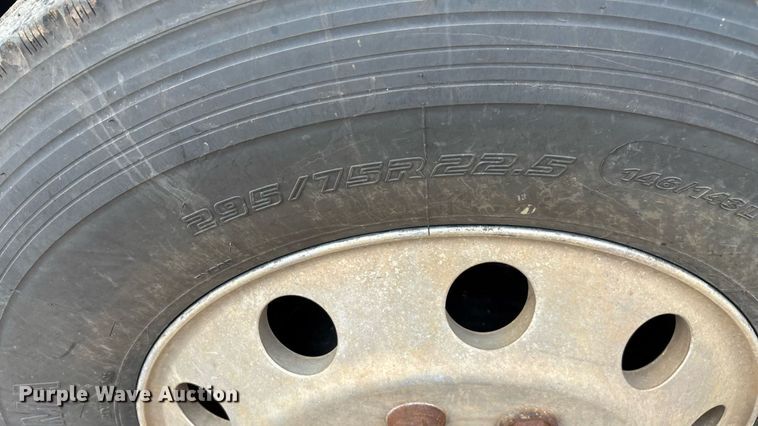 image for item EN5553 2007 Freightliner Columbia semi truck