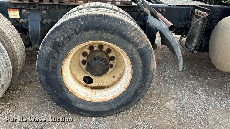 image for item EN5553 2007 Freightliner Columbia semi truck