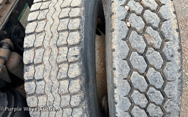 image for item EN5553 2007 Freightliner Columbia semi truck