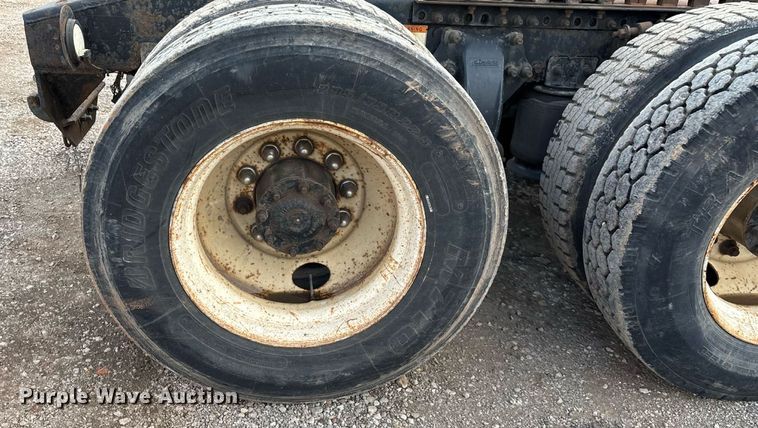 image for item EN5553 2007 Freightliner Columbia semi truck