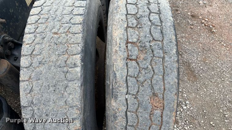 image for item EN5553 2007 Freightliner Columbia semi truck