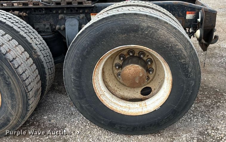 image for item EN5553 2007 Freightliner Columbia semi truck