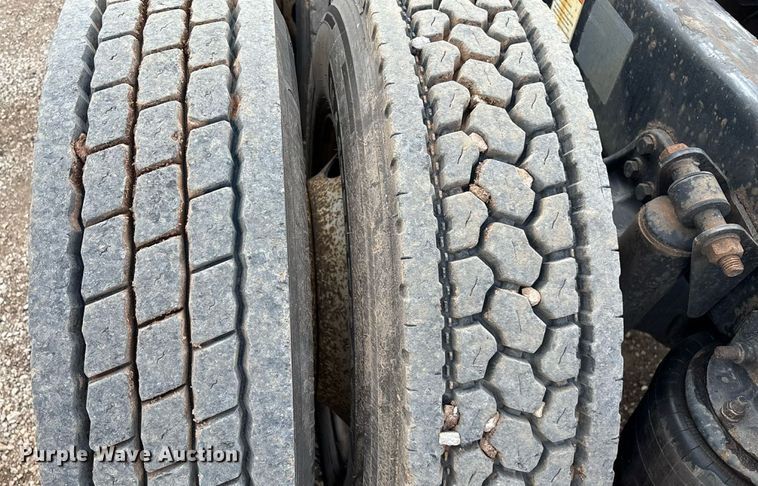 image for item EN5553 2007 Freightliner Columbia semi truck