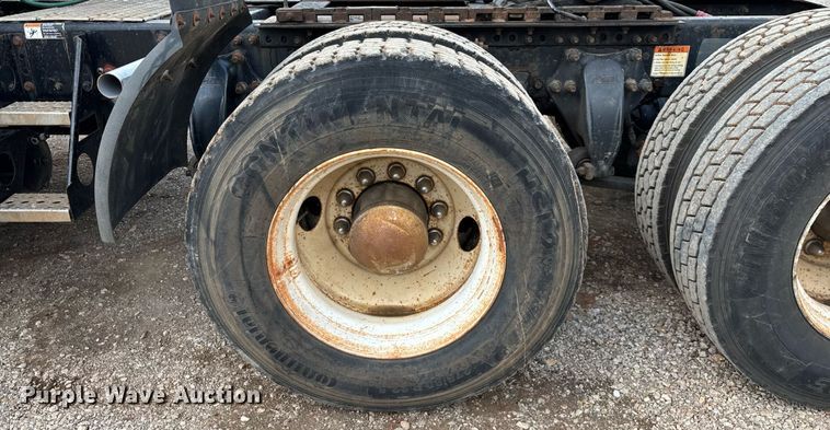 image for item EN5553 2007 Freightliner Columbia semi truck