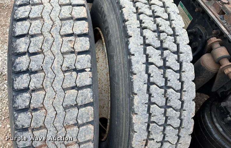 image for item EN5553 2007 Freightliner Columbia semi truck