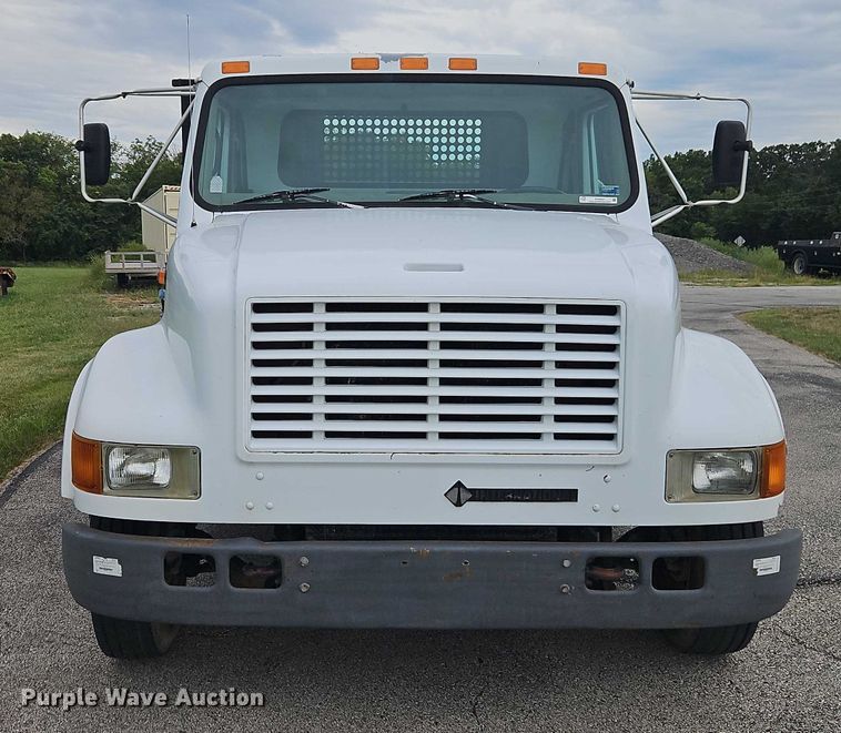 image for item EO4637 2000 International  4700 flatbed truck