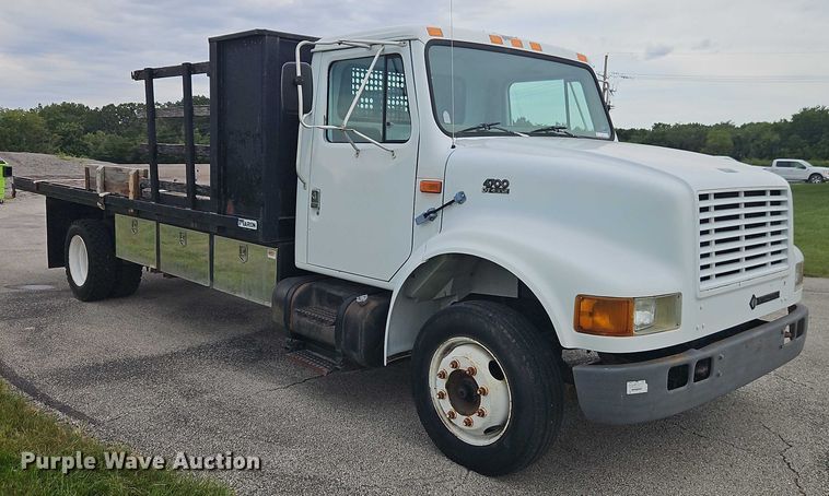 image for item EO4637 2000 International  4700 flatbed truck