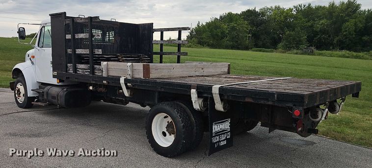 image for item EO4637 2000 International  4700 flatbed truck