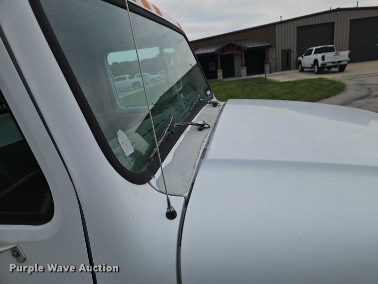 image for item EO4637 2000 International  4700 flatbed truck