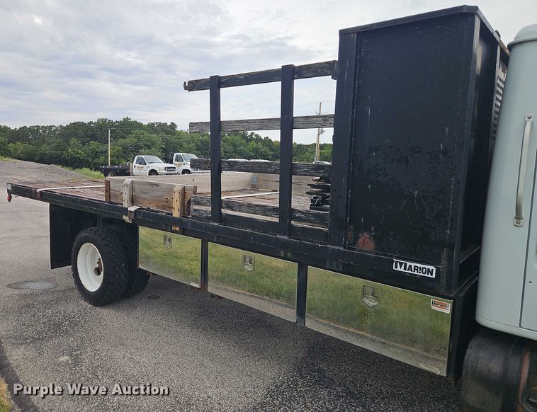 image for item EO4637 2000 International  4700 flatbed truck