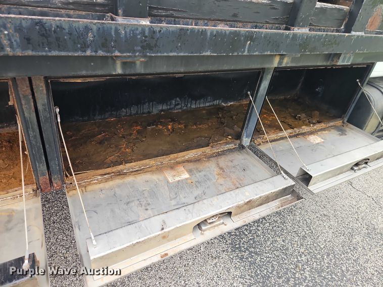 image for item EO4637 2000 International  4700 flatbed truck