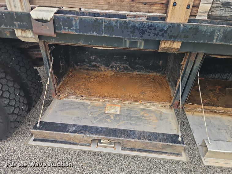 image for item EO4637 2000 International  4700 flatbed truck