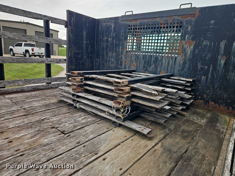 image for item EO4637 2000 International  4700 flatbed truck