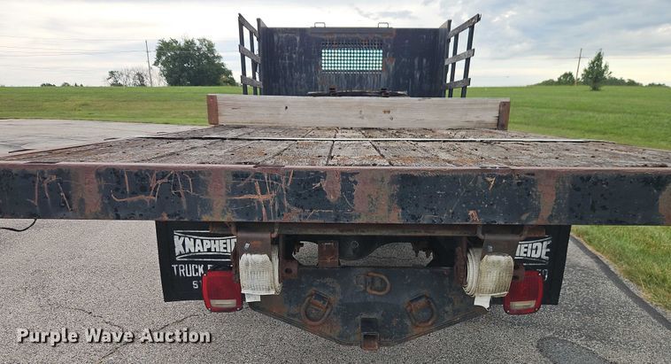 image for item EO4637 2000 International  4700 flatbed truck