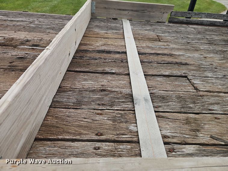 image for item EO4637 2000 International  4700 flatbed truck