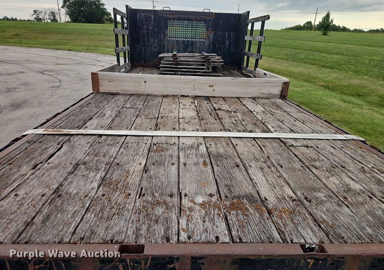 image for item EO4637 2000 International  4700 flatbed truck