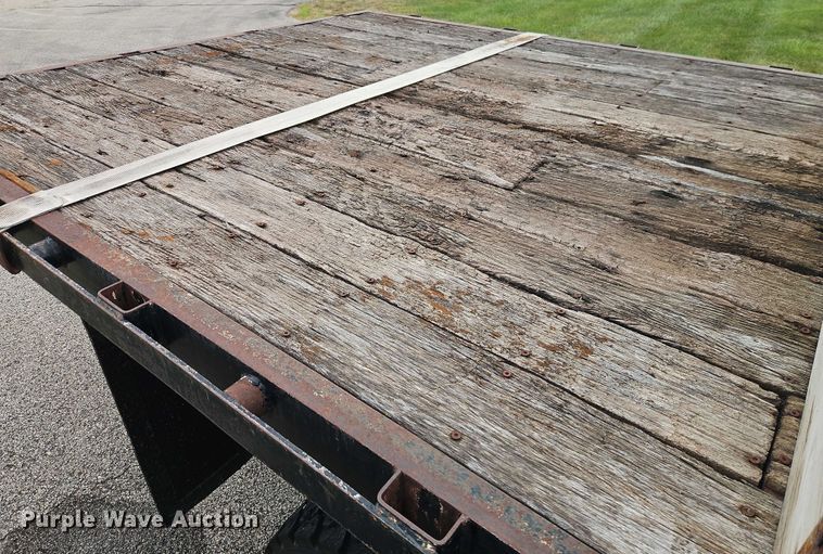 image for item EO4637 2000 International  4700 flatbed truck