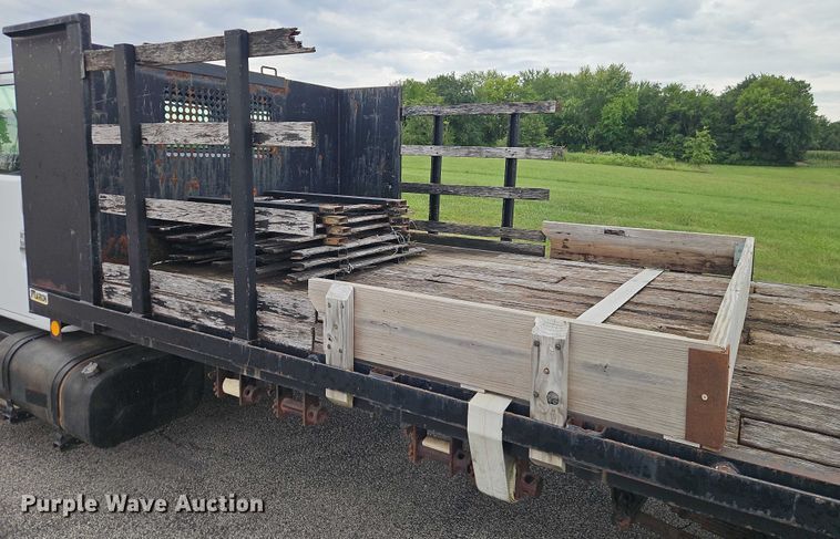 image for item EO4637 2000 International  4700 flatbed truck