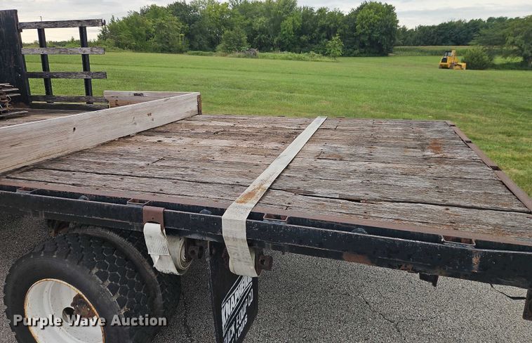 image for item EO4637 2000 International  4700 flatbed truck
