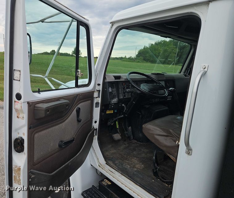 image for item EO4637 2000 International  4700 flatbed truck