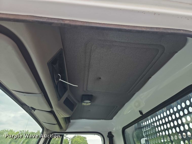 image for item EO4637 2000 International  4700 flatbed truck