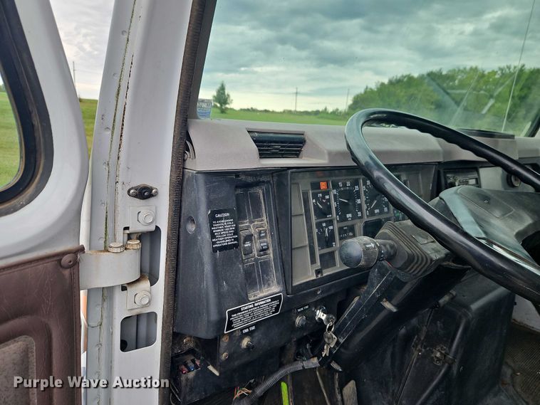 image for item EO4637 2000 International  4700 flatbed truck