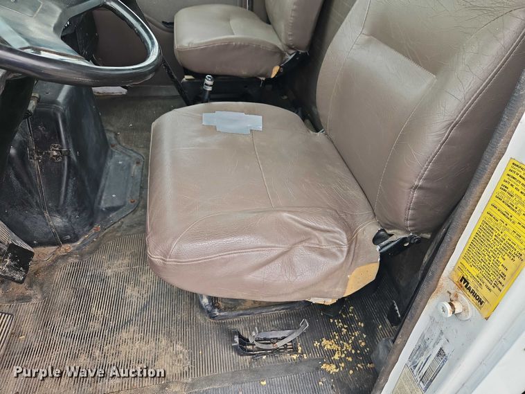 image for item EO4637 2000 International  4700 flatbed truck