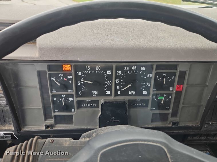 image for item EO4637 2000 International  4700 flatbed truck